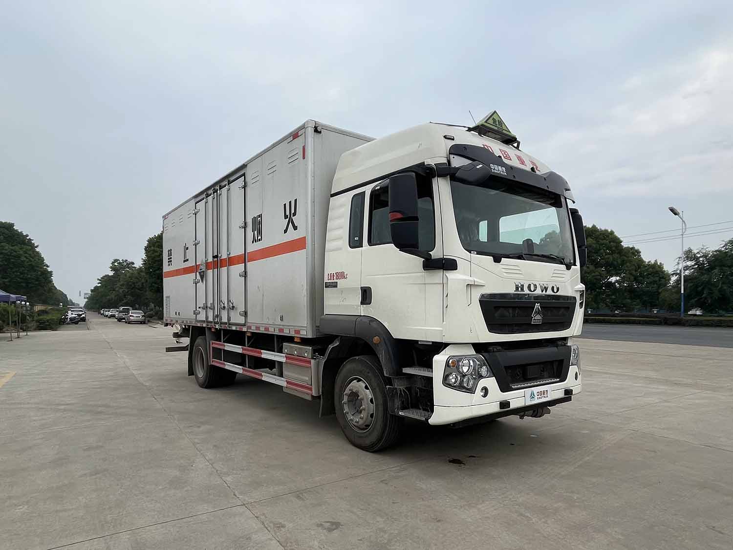 华威驰乐牌SGZ5180XFWZZ6T5腐蚀性物品厢式运输车公告图片