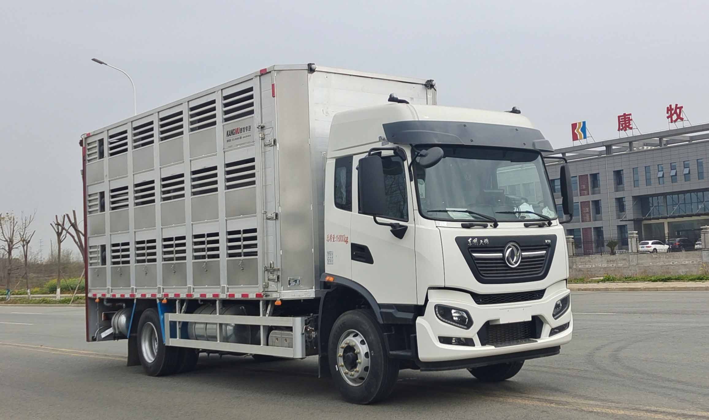 康牧晨遠(yuǎn)牌KMH5180CCQD6畜禽運(yùn)輸車(chē)公告圖片