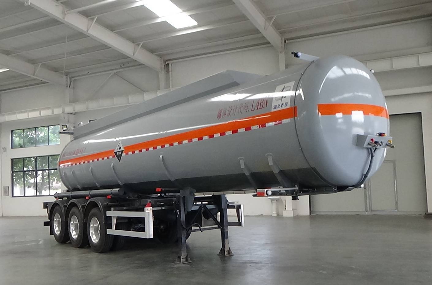 齐星牌10.8米33吨3轴腐蚀性物品罐式运输半挂车(QXC9403GFW)