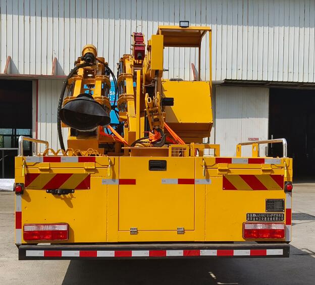 路鑫牌NJJ5180TQX6護(hù)欄搶修車(chē)公告圖片