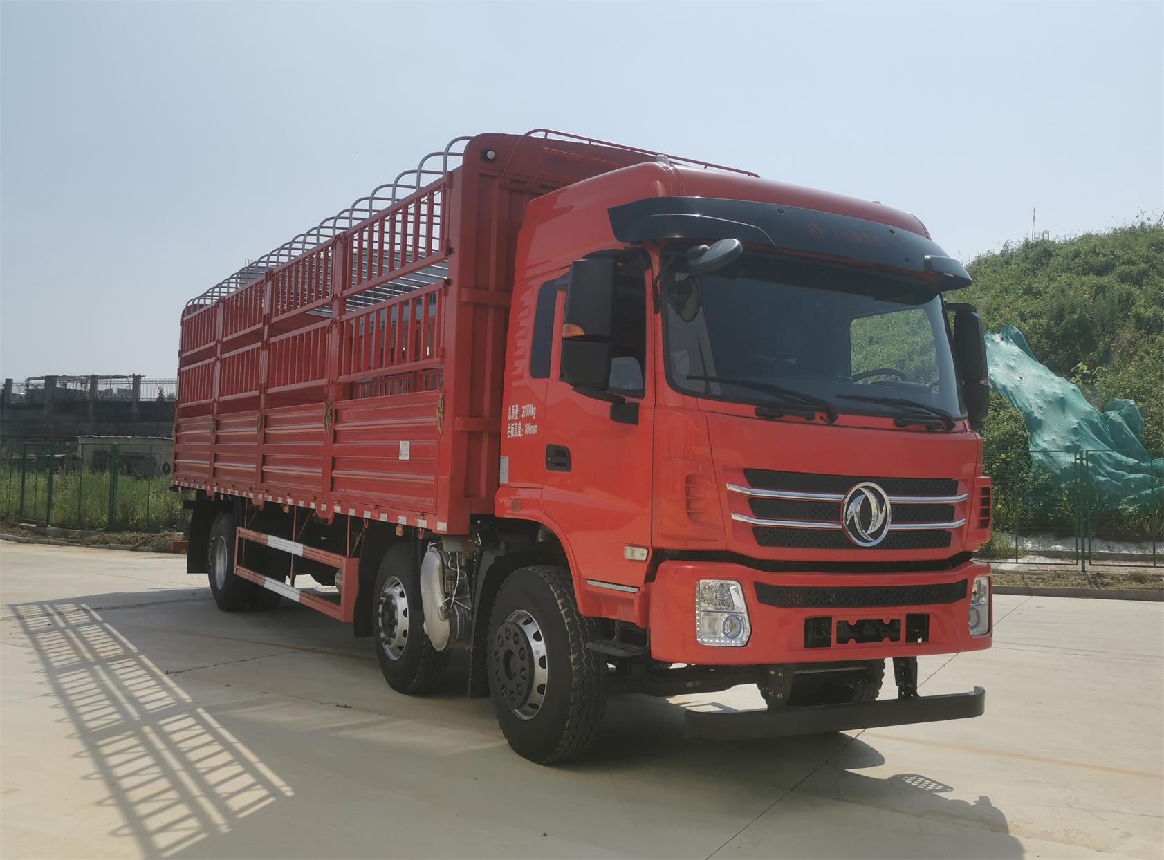 東風(fēng)牌EQ5318CCYGSZ6D倉(cāng)柵式運(yùn)輸車公告圖片