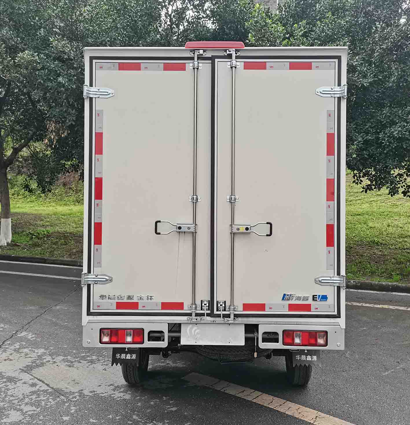 金杯牌JKC5032XXYD0L0BEV純電動(dòng)廂式運(yùn)輸車公告圖片