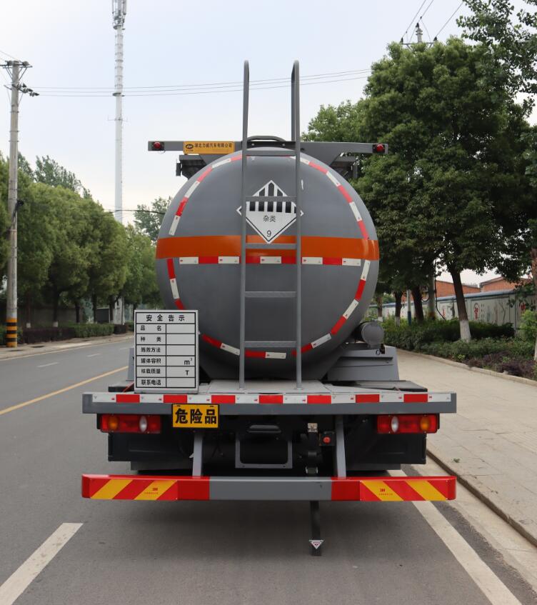 中汽力威牌HLW5261GZWDF6杂项危险物品罐式运输车公告图片