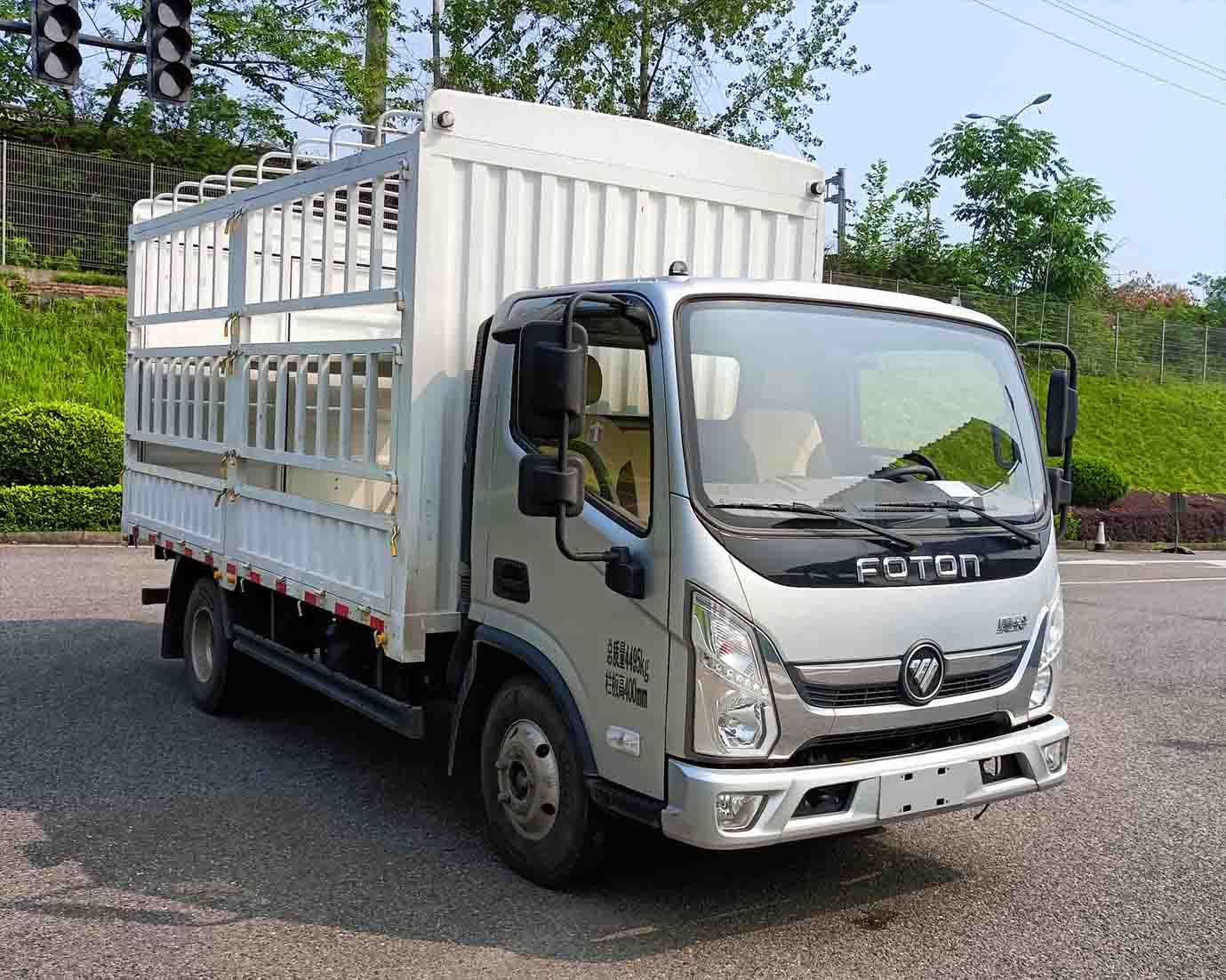 福田牌BJ5045CCY9JBA-AB8倉(cāng)柵式運(yùn)輸車公告圖片