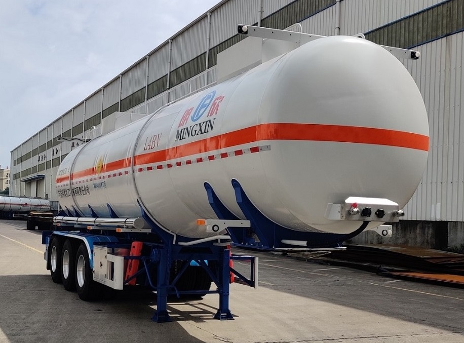 明欣牌10.4米33.4吨3轴氧化性物品罐式运输半挂车(NMX9400GYW33)