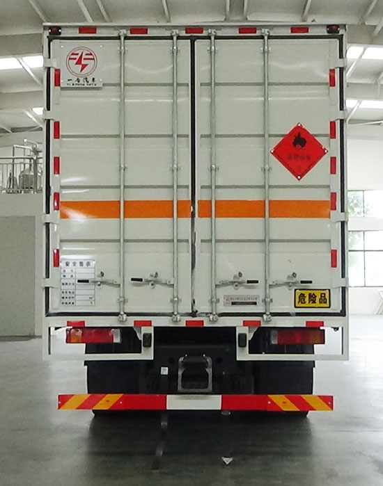 專致牌YZZ5327XRYDFV6易燃液體廂式運(yùn)輸車公告圖片