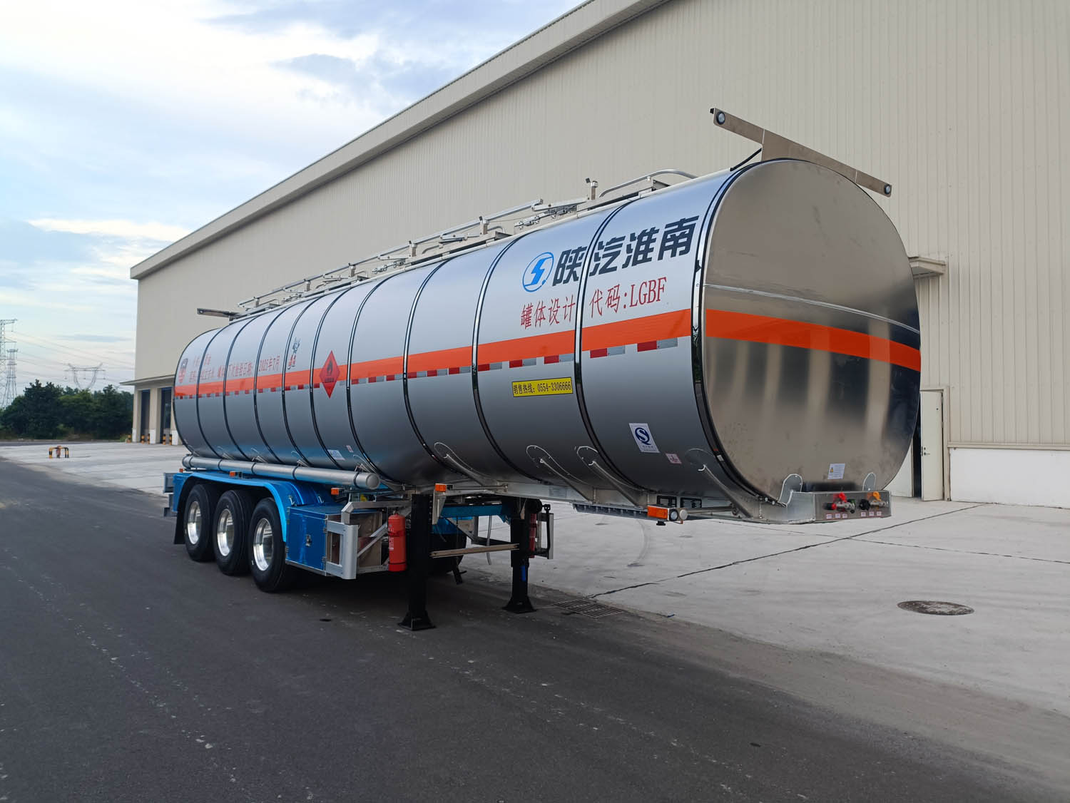陕汽牌11米33.5吨3轴铝合金易燃液体罐式运输半挂车(SHN9400GRYP4202)