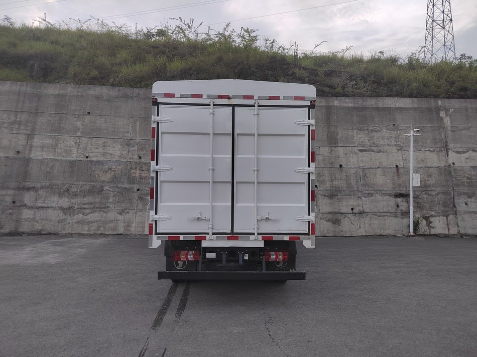 陜汽牌SX5043CCYNP6331倉柵式運(yùn)輸車公告圖片