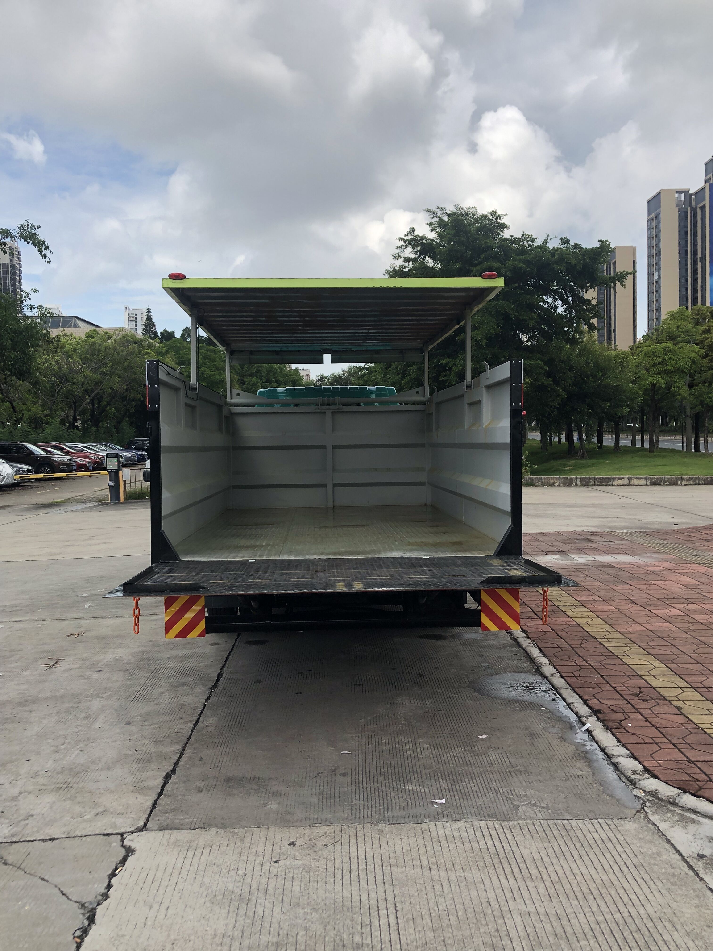 東風牌EQ5085XTYSBEV純電動密閉式桶裝垃圾車公告圖片