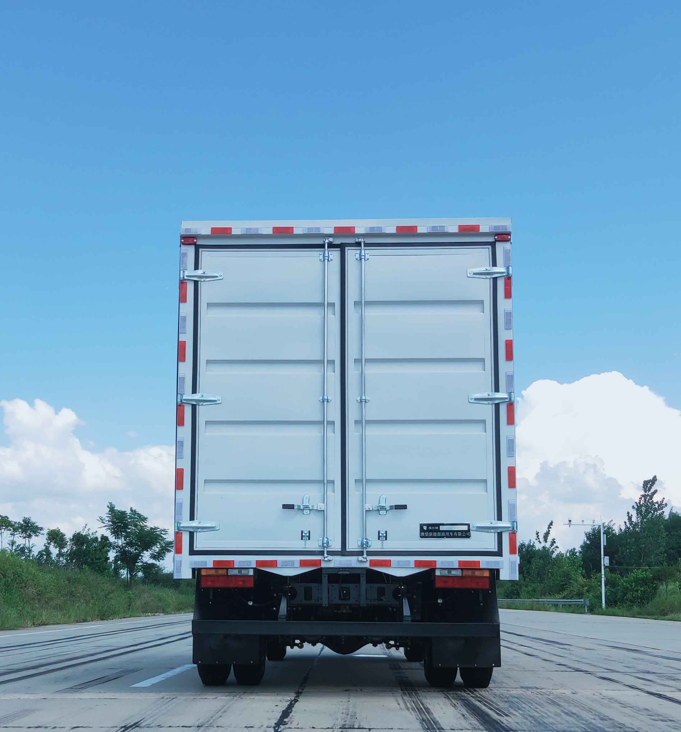 燕臺(tái)牌YTQ5081XYKKJ336翼開啟廂式車公告圖片