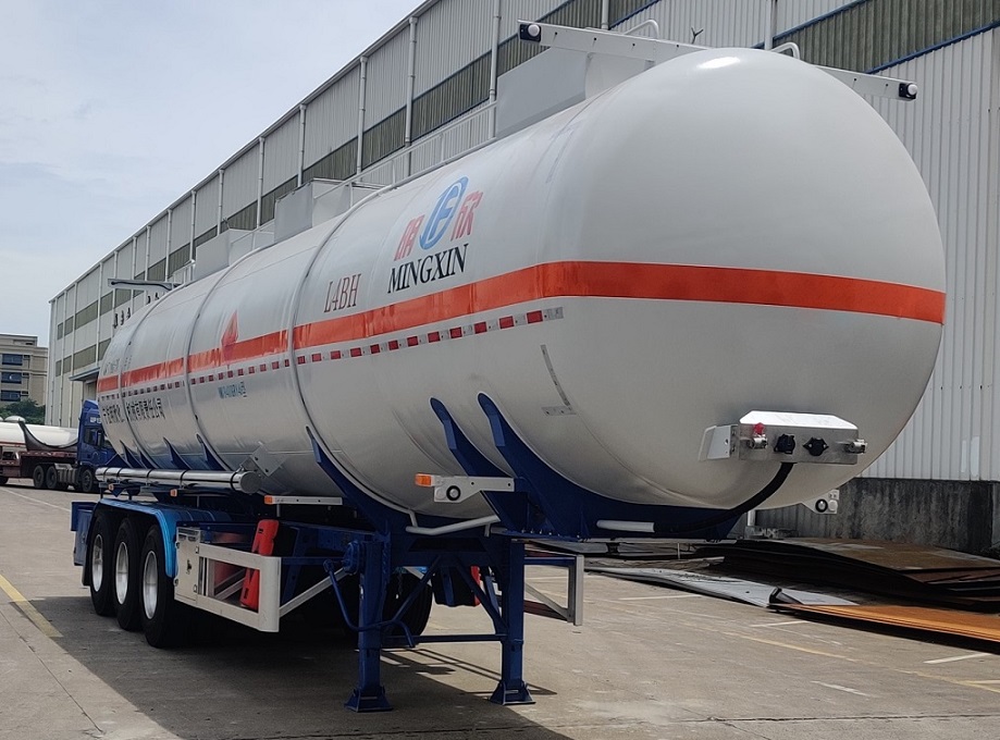 明欣牌12.4米32.4吨3轴易燃液体罐式运输半挂车(NMX9400GRY46)