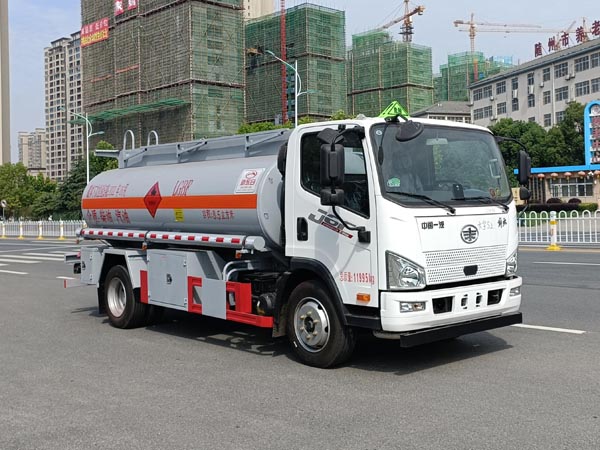 新东日牌YZR5120GJYC6加油车图片