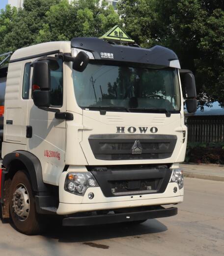 中汽力威牌HLW5263GFWZ6腐蝕性物品罐式運(yùn)輸車公告圖片