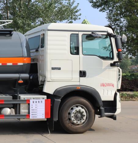 中汽力威牌HLW5263GFWZ6腐蝕性物品罐式運(yùn)輸車公告圖片