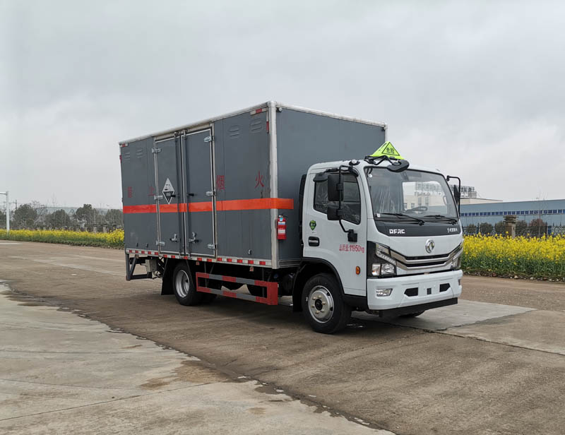 大力牌DLQ5121XFWEQ6腐蝕性物品廂式運(yùn)輸車(chē)公告圖片