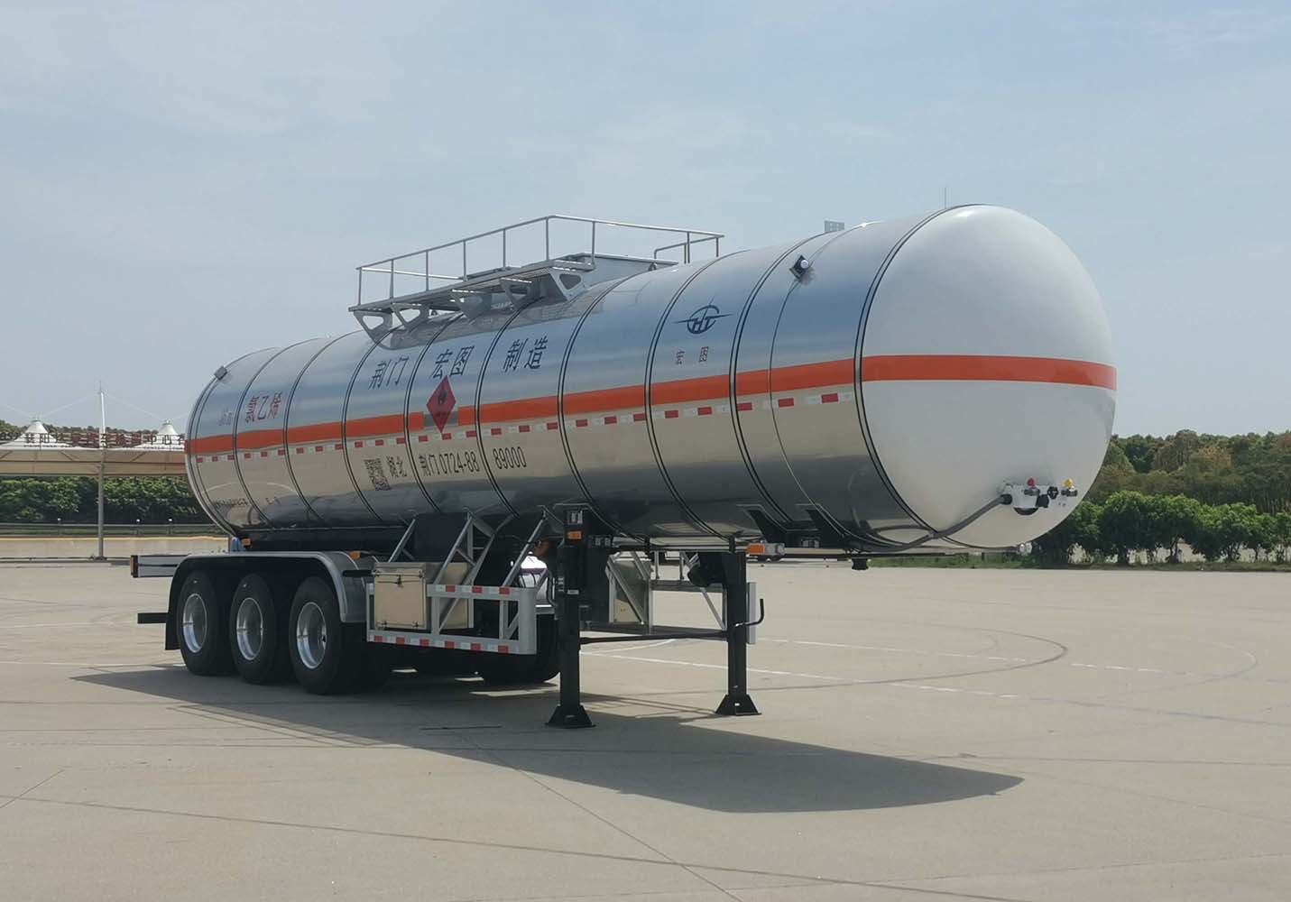 宏图牌12.2米29.2吨3轴液化气体运输半挂车(HT9408GYQ8A)