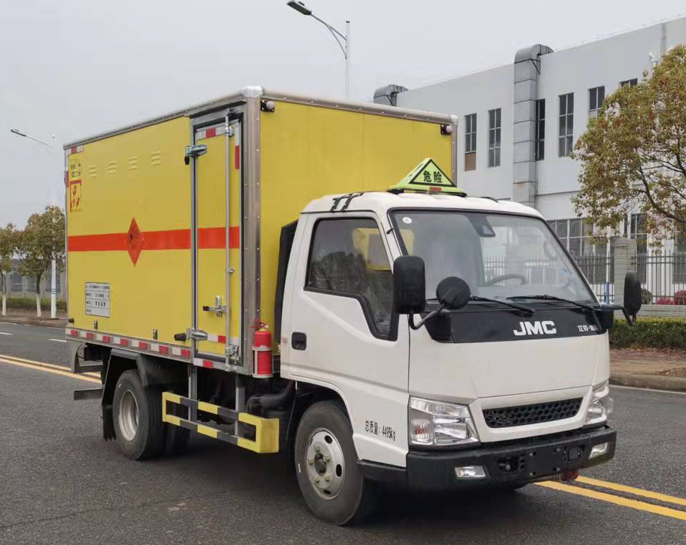 路捷順牌ULC5047XQYJ6爆破器材運(yùn)輸車(chē)公告圖片