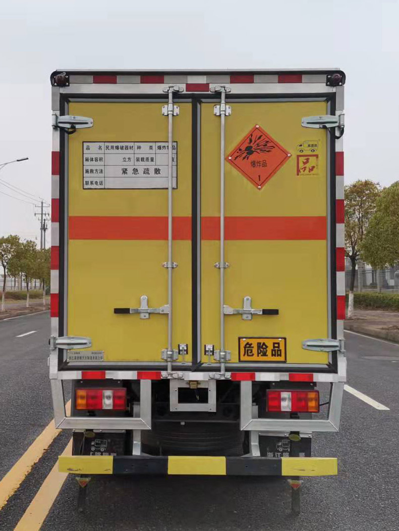 路捷順牌ULC5047XQYJ6爆破器材運(yùn)輸車(chē)公告圖片