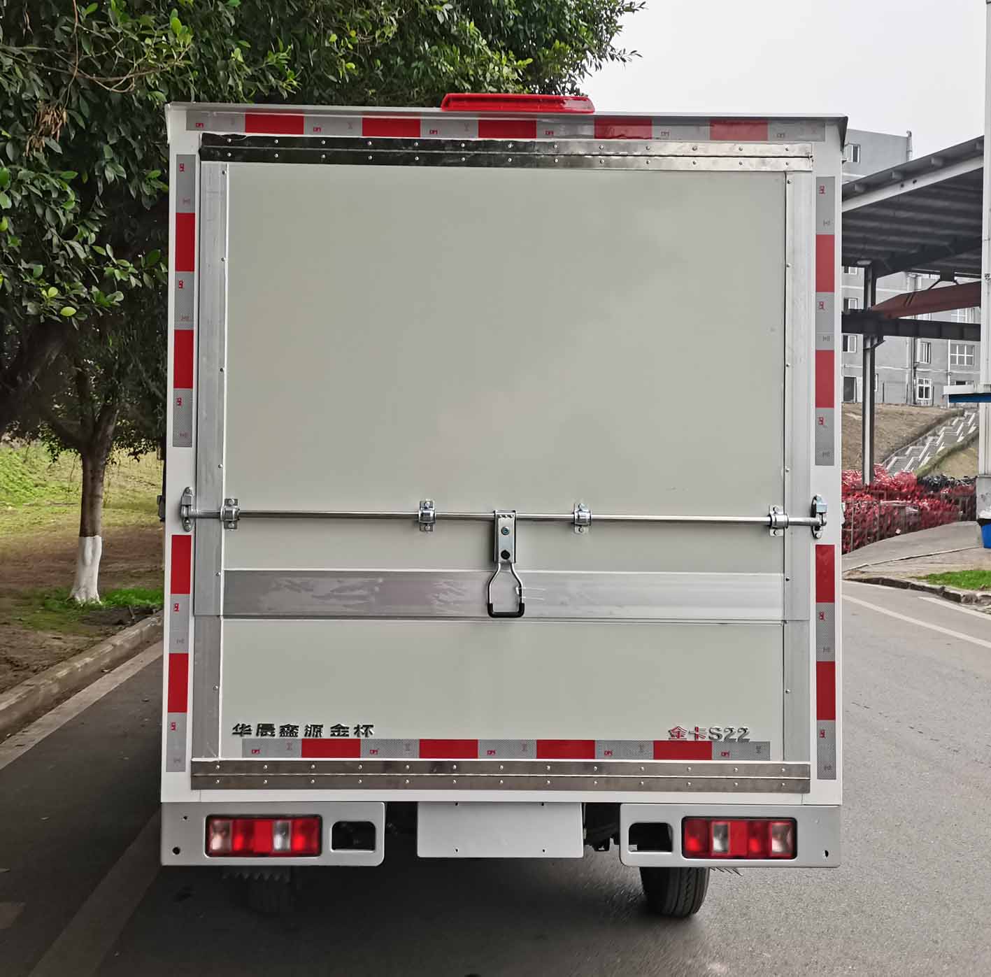 金杯牌JKC5032XYKS6L2翼開(kāi)啟廂式車(chē)公告圖片