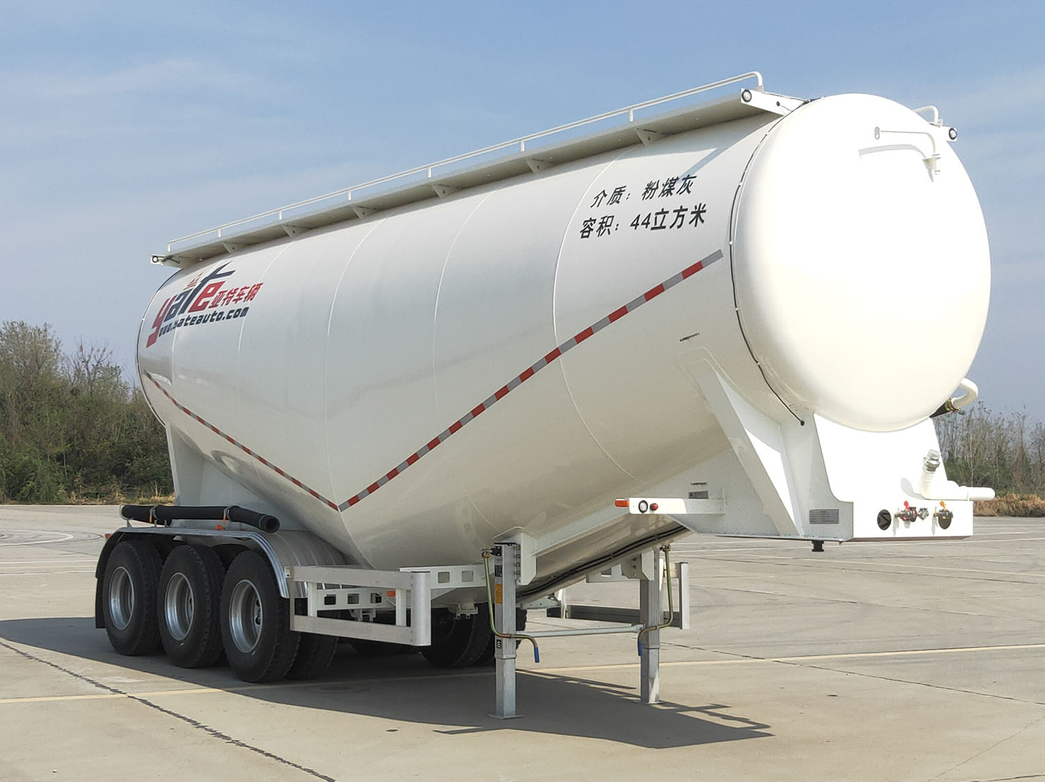 亚特重工牌9.5米33.6吨3轴中密度粉粒物料运输半挂车(HNV9400GFL45)