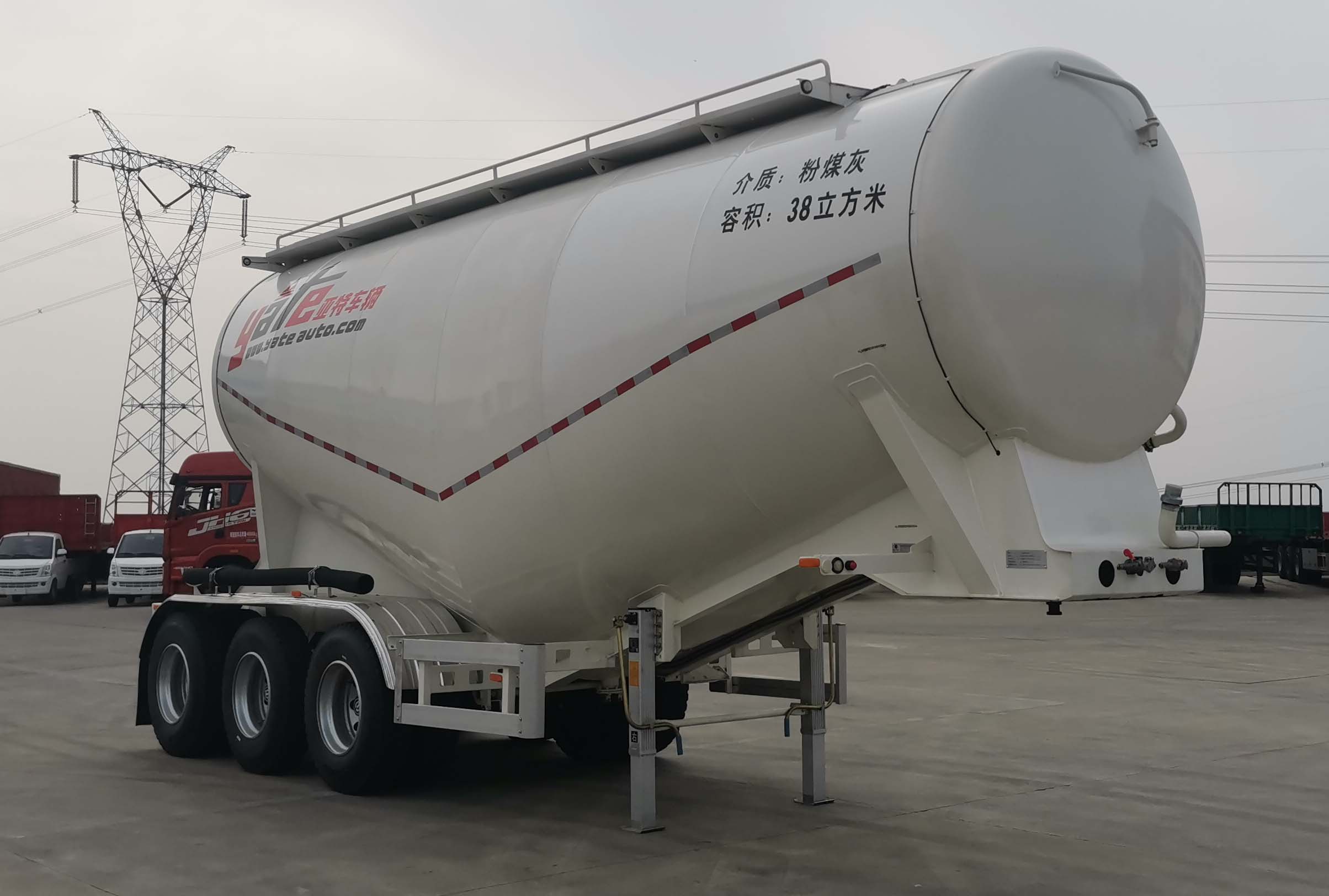 亚特重工牌8.7米34.6吨3轴中密度粉粒物料运输半挂车(HNV9402GFL38)