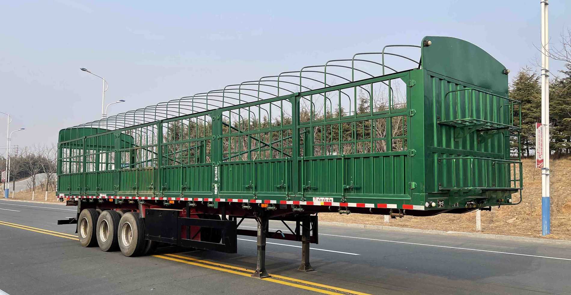 中企鲁兴牌13米33.8吨3轴仓栅式运输半挂车(LXW9400CCY)