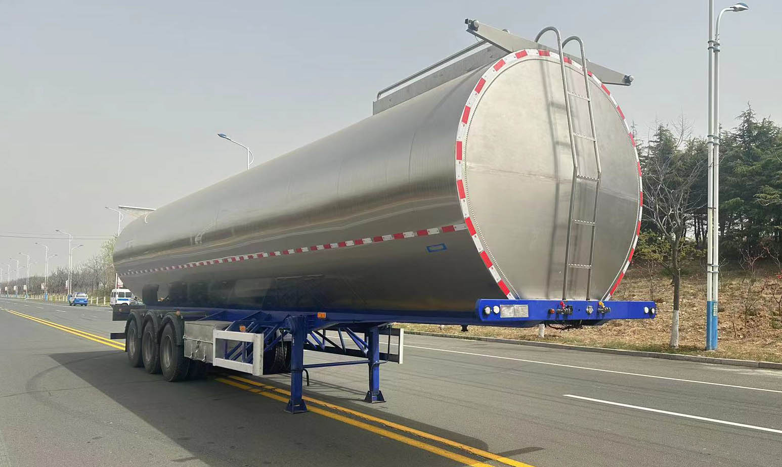 麟州牌13米31.2吨3轴液态食品运输半挂车(YDZ9403GYS)