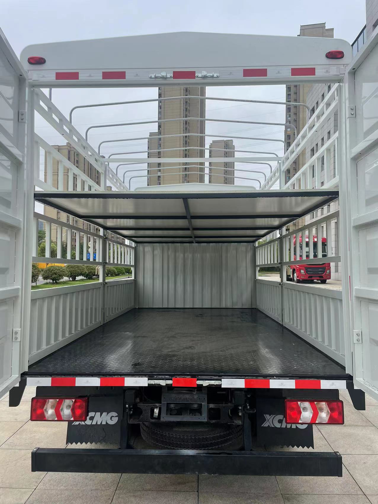 徐工牌XGA5040CCYCHEVEA插電式混合動(dòng)力倉(cāng)柵式運(yùn)輸車(chē)公告圖片