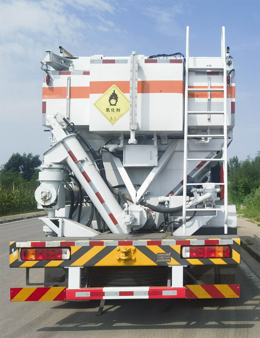 專汽龍祥牌CZT5320THZ現(xiàn)場(chǎng)混裝重銨油炸藥車公告圖片