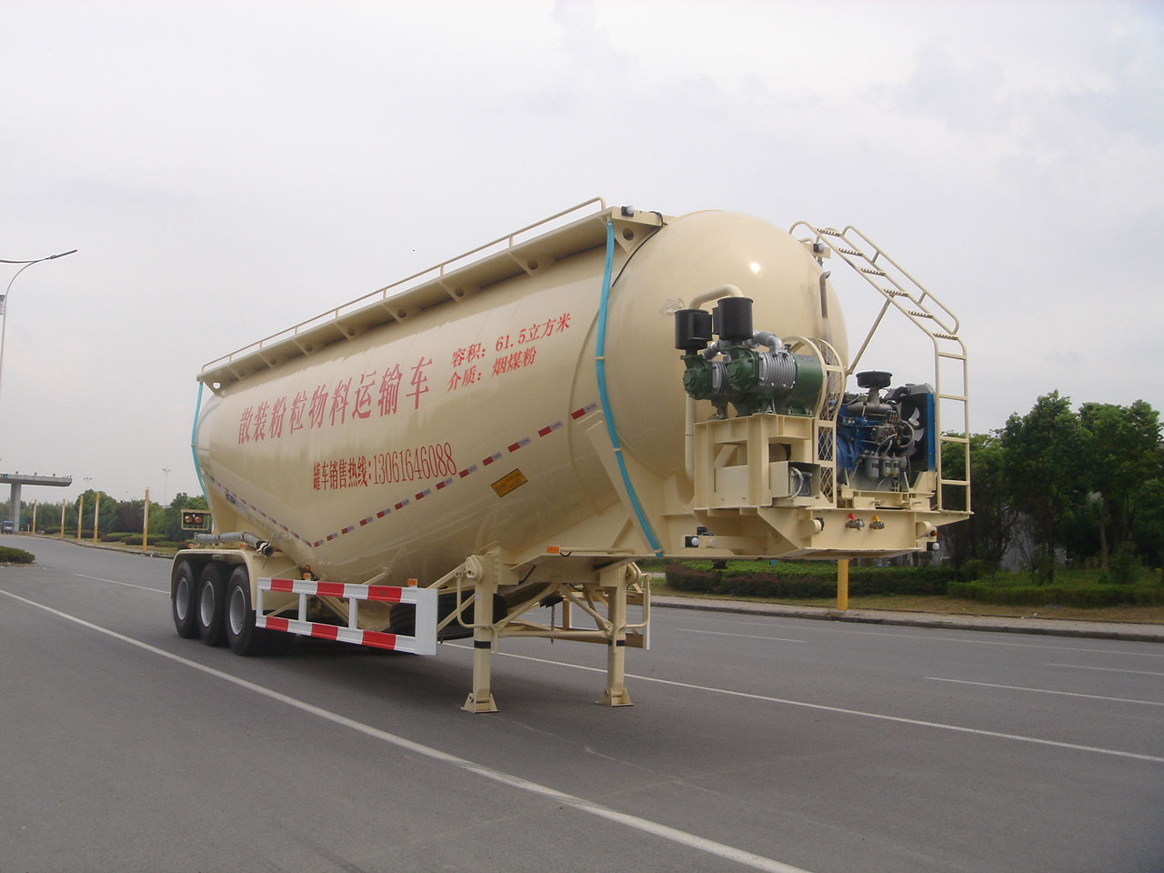 中集牌13米29.8吨3轴低密度粉粒物料运输半挂车(ZJV9407GFLTH)