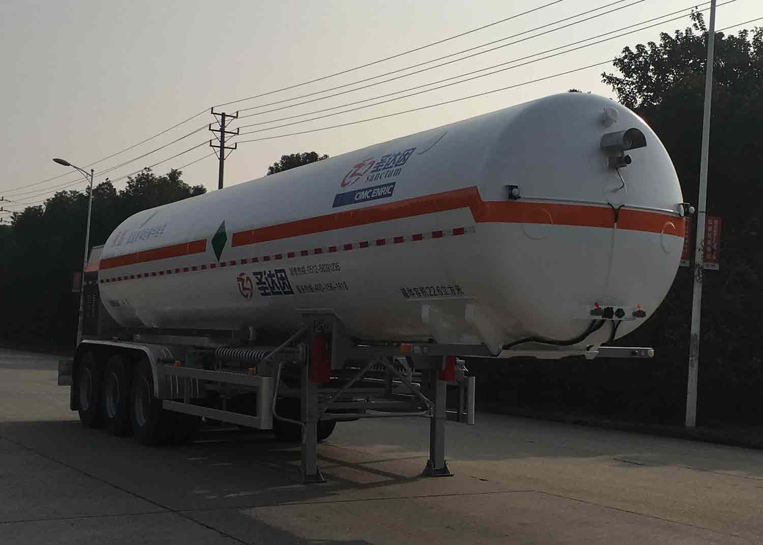 圣达因牌11.8米29.1吨3轴低温液体运输半挂车(SDY9403GDYR2)