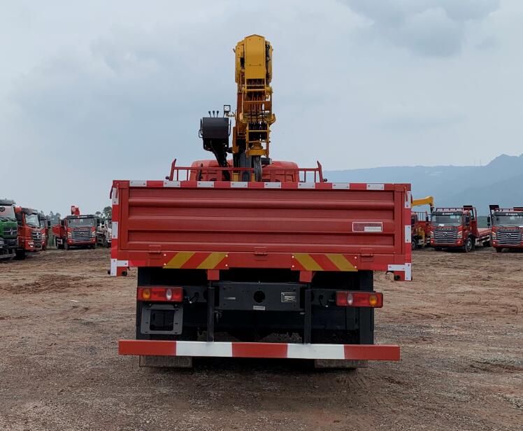 大運(yùn)牌DYQ5183JSQD6AB隨車起重運(yùn)輸車公告圖片