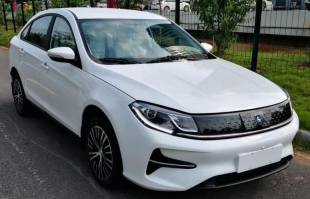 东风牌LZ7009SLAEV型纯电动轿车