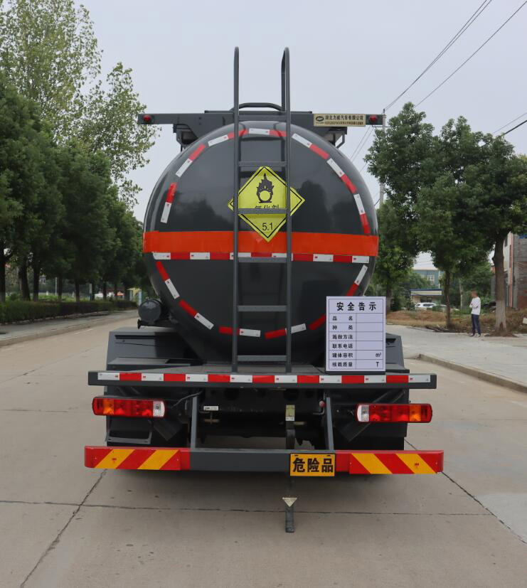 中汽力威牌HLW5260GYWC6氧化性物品罐式运输车公告图片