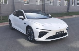 哪吒牌THZ7150SHEVS402型插电式增程混合动力轿车