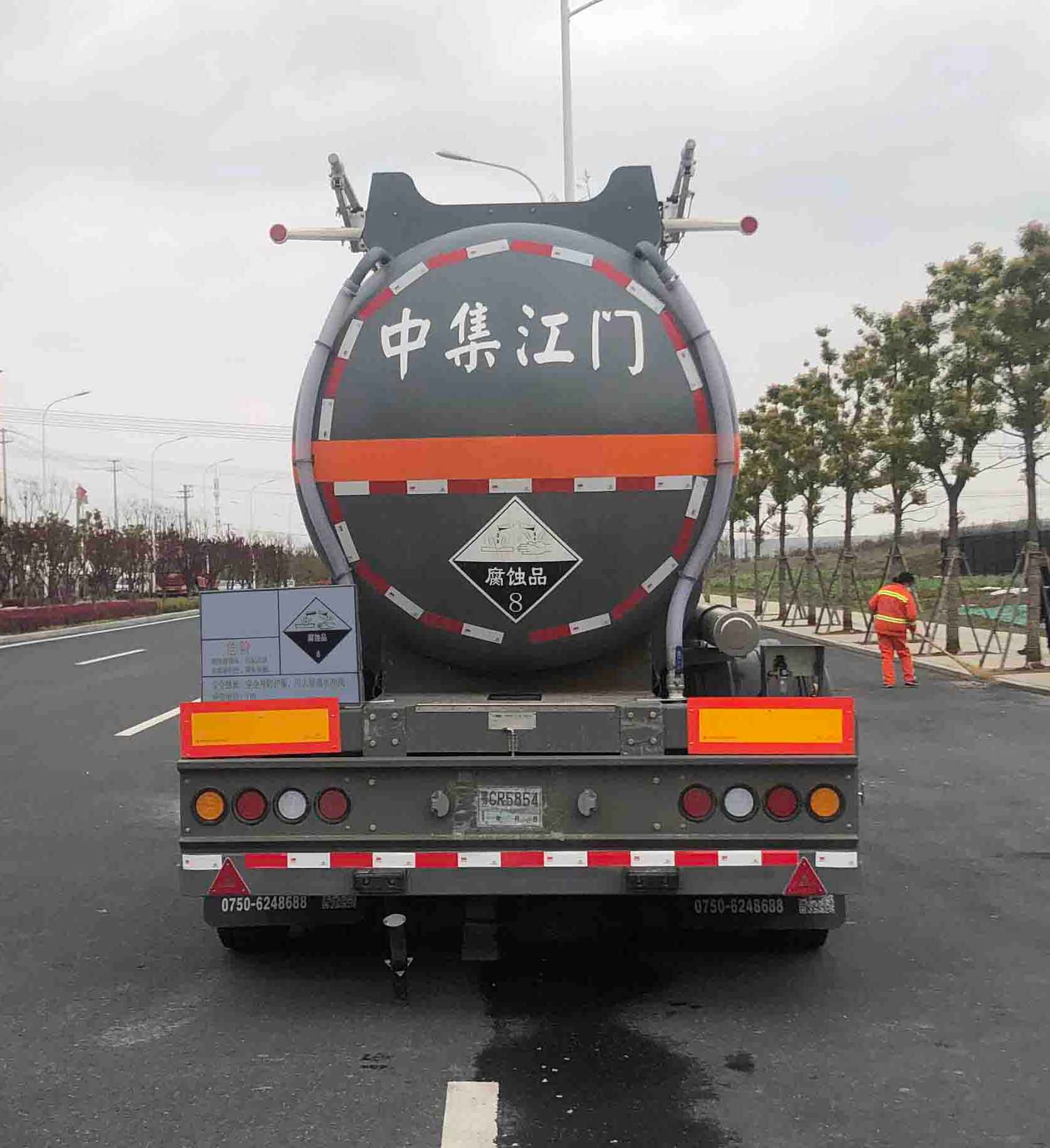 中集牌ZJV9408GFWJM腐蚀性物品罐式运输半挂车公告图片