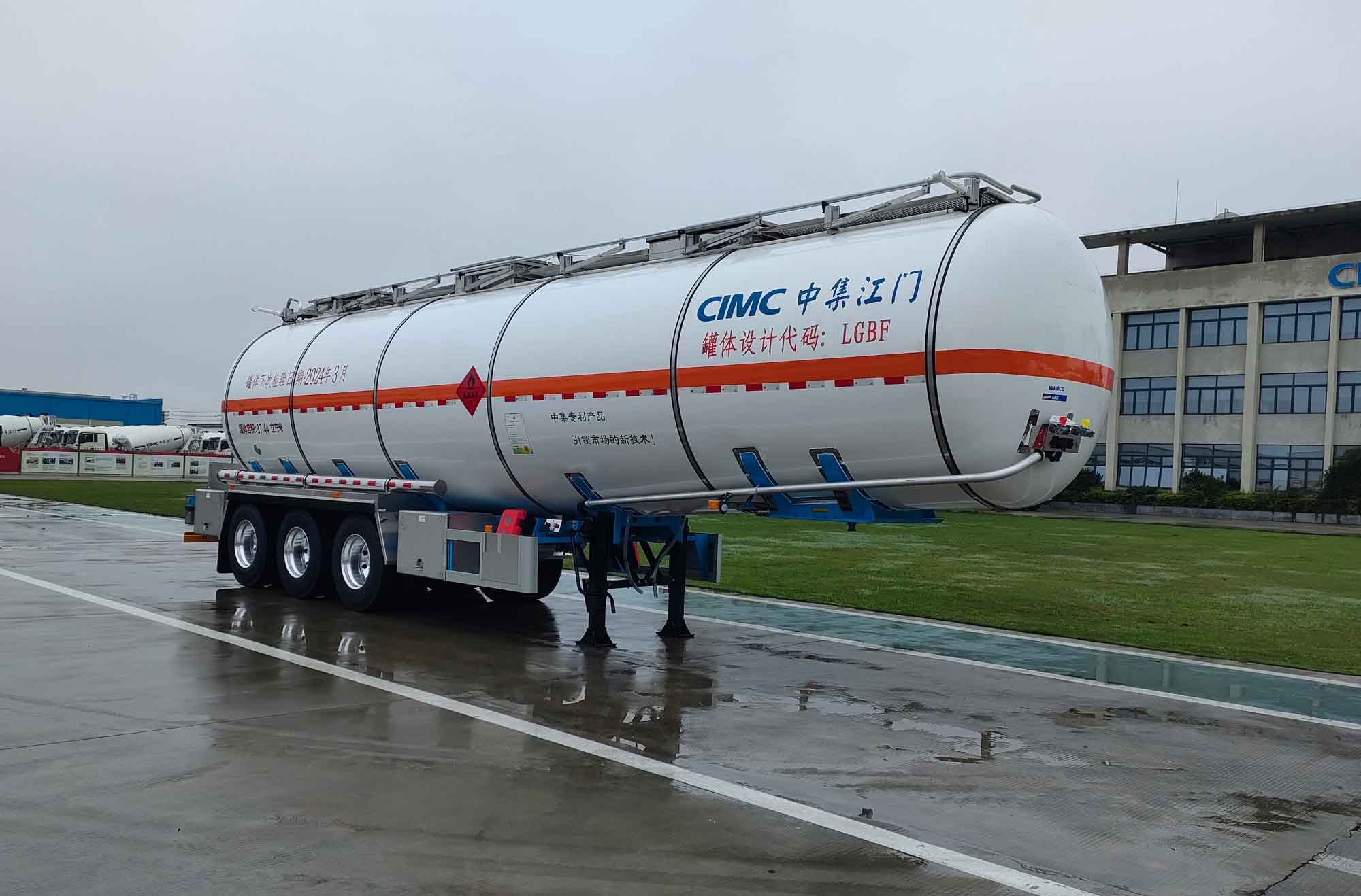 中集牌11.6米33吨3轴易燃液体罐式运输半挂车(ZJV9409GRYJMA)