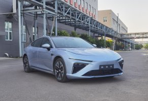 哪吒牌THZ7150SHEVS403型插电式增程混合动力轿车