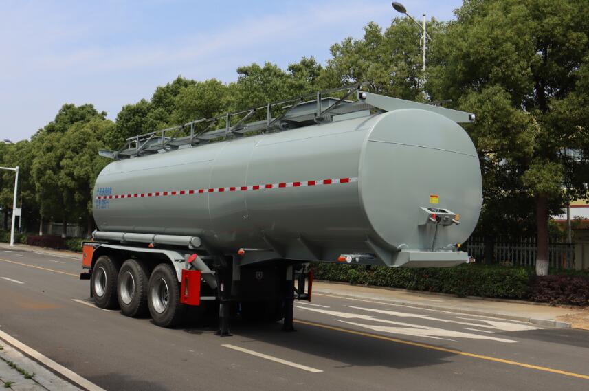 中汽力威牌8.9米31.5吨3轴普通液体运输半挂车(HLW9402GPG)