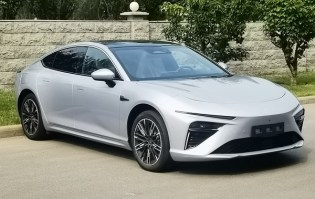 哪吒牌THZ7150SHEVS404型插电式增程混合动力轿车