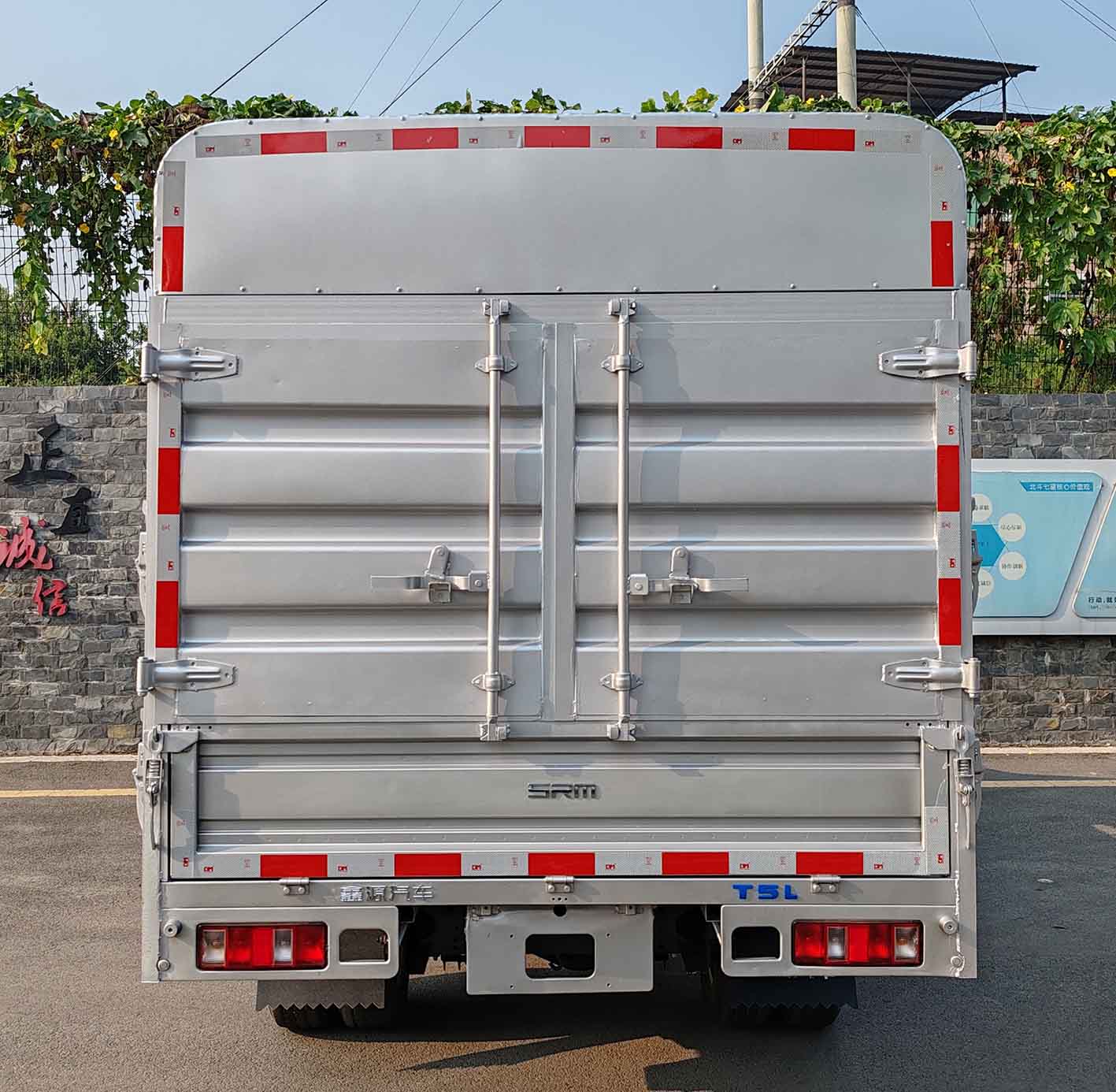 鑫源牌JKC5034CCYD0X2BEV純電動(dòng)倉(cāng)柵式運(yùn)輸車(chē)公告圖片