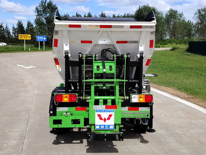 五菱牌LQG5032ZZZDBEV1纯电动自装卸式垃圾车公告图片