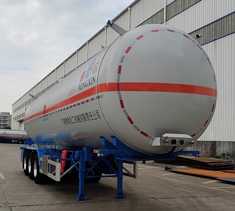 明欣牌11.8米29.5吨3轴易燃液体罐式运输半挂车(NMX9400GRY52)