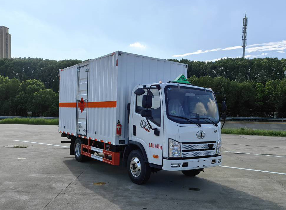 華通牌HCQ5041XRQCA6易燃?xì)怏w廂式運(yùn)輸車(chē)公告圖片