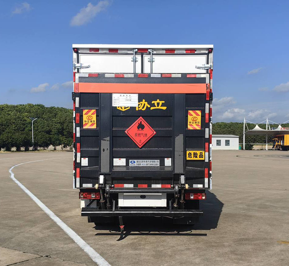 華通牌HCQ5041XRQCA6易燃?xì)怏w廂式運(yùn)輸車(chē)公告圖片