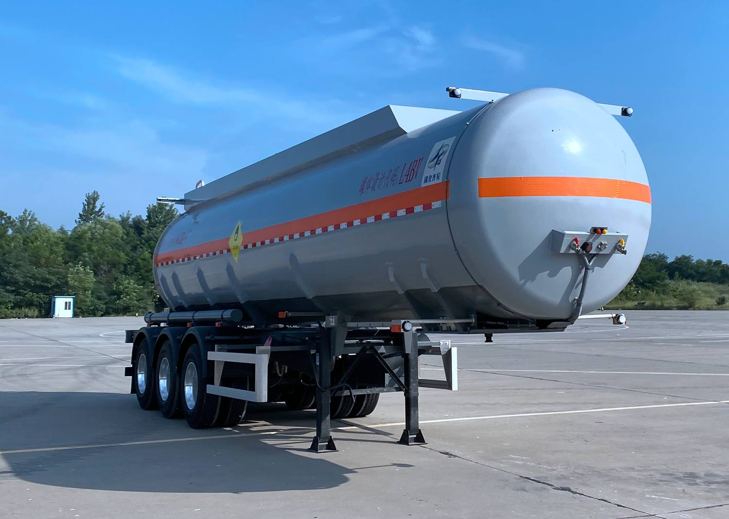 齐星牌11.3米32.7吨3轴氧化性物品罐式运输半挂车(QXC9401GYW)
