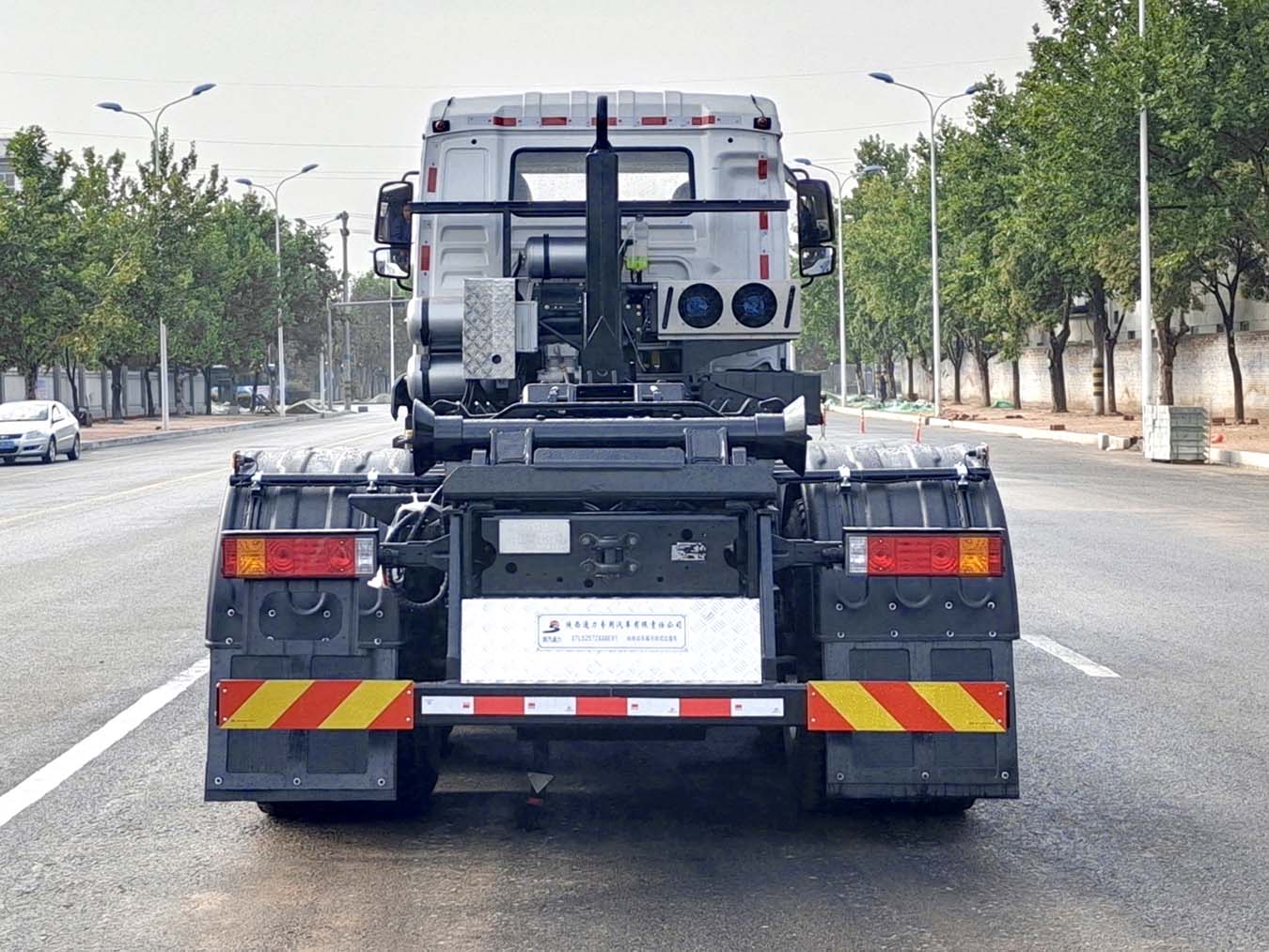 陜汽通力牌STL5257ZXXBEV1純電動車廂可卸式垃圾車公告圖片