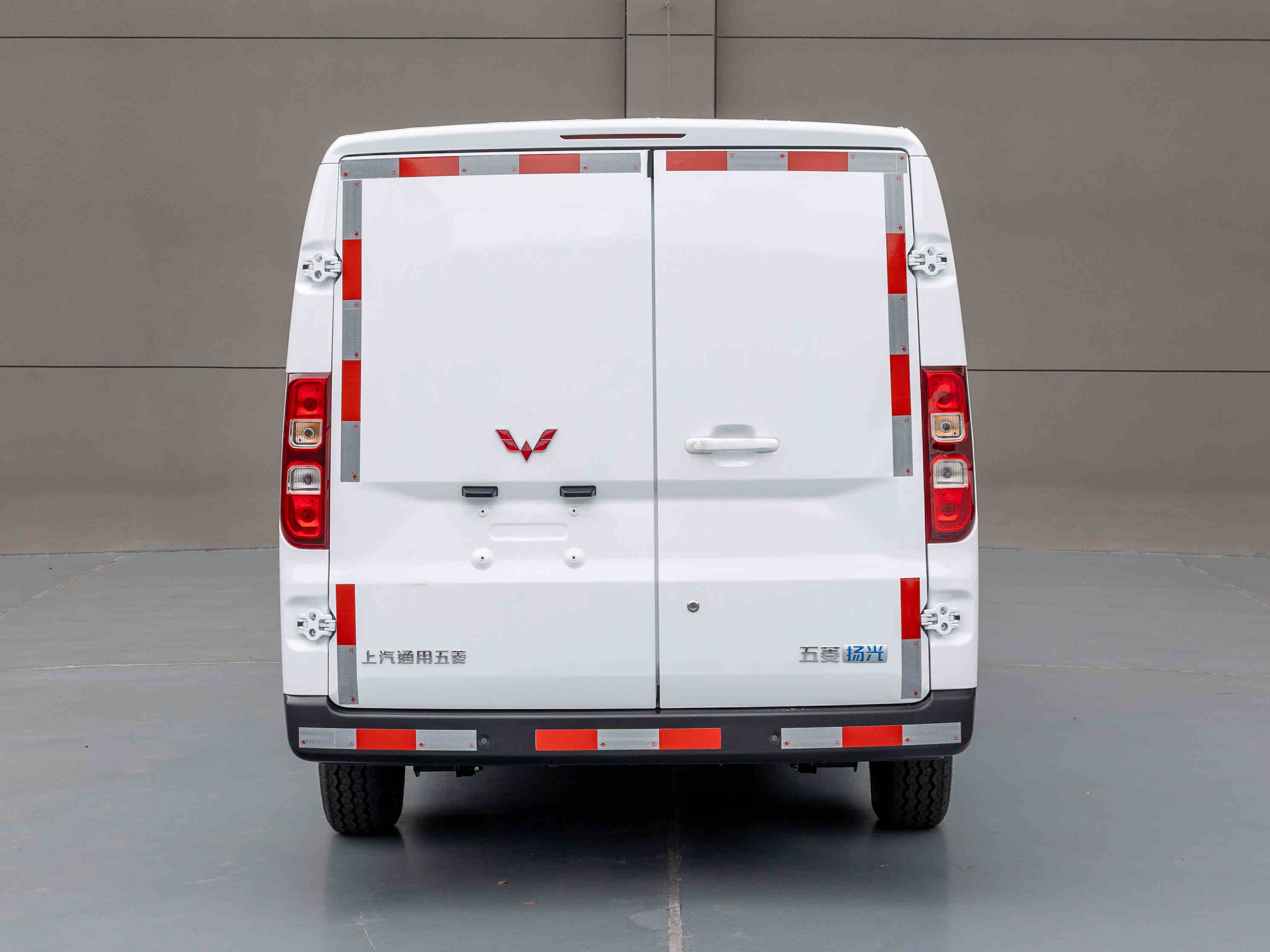 五菱牌LZW5032XXYEVA2純電動(dòng)廂式運(yùn)輸車公告圖片