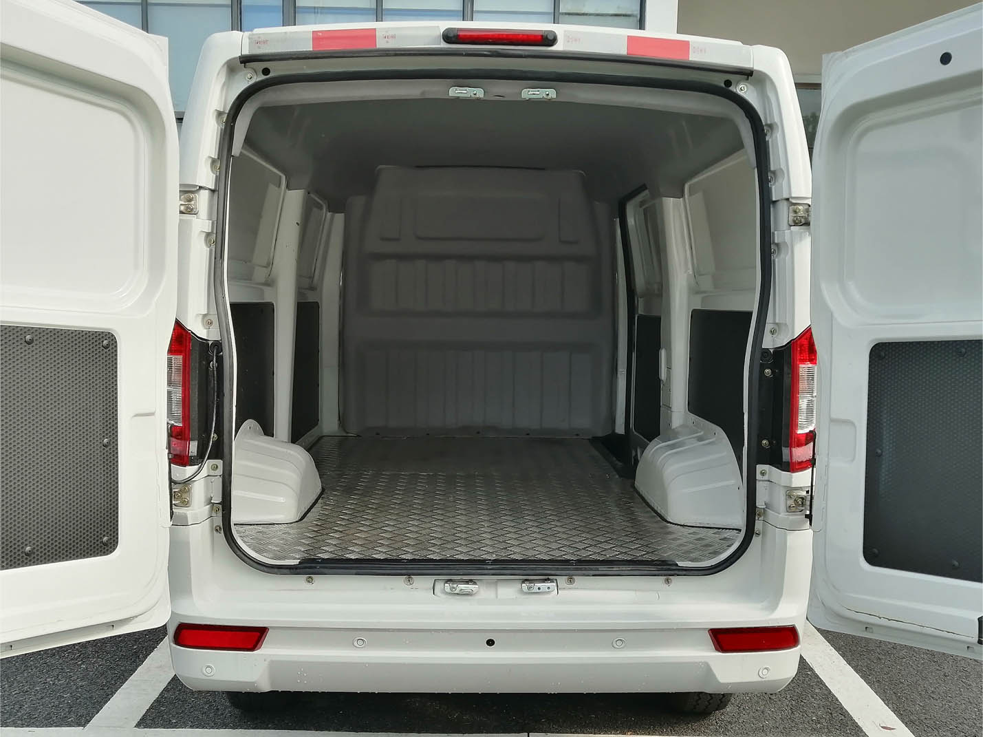 東風(fēng)牌DFA5030XXYMSBEV3純電動廂式運輸車公告圖片