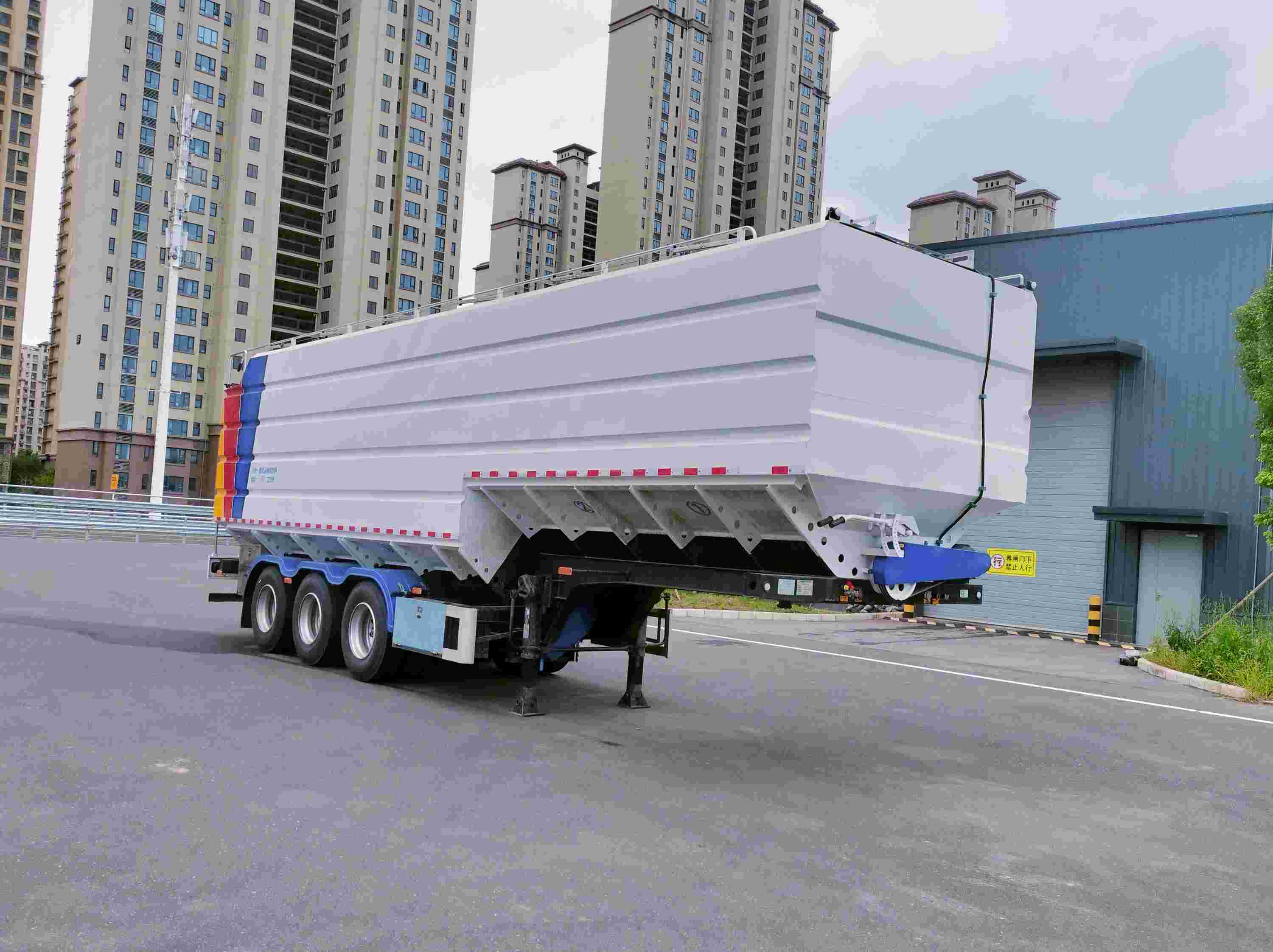 楚源牌11米31吨3轴散装饲料运输半挂车(EHJ9400ZSL)